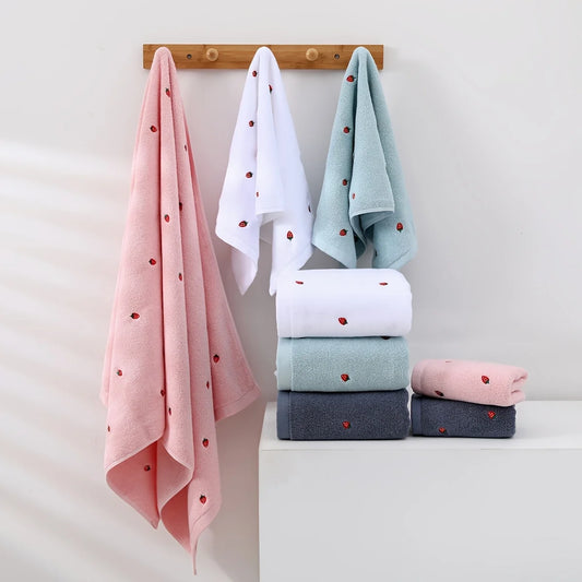 Cotton Bath Towel Set 2pcs Embroidered Strawberry Design Pure Cotton Ultra Absorbent Woven Towels for Bathroom SPA Swimming Gym Creative Femininity