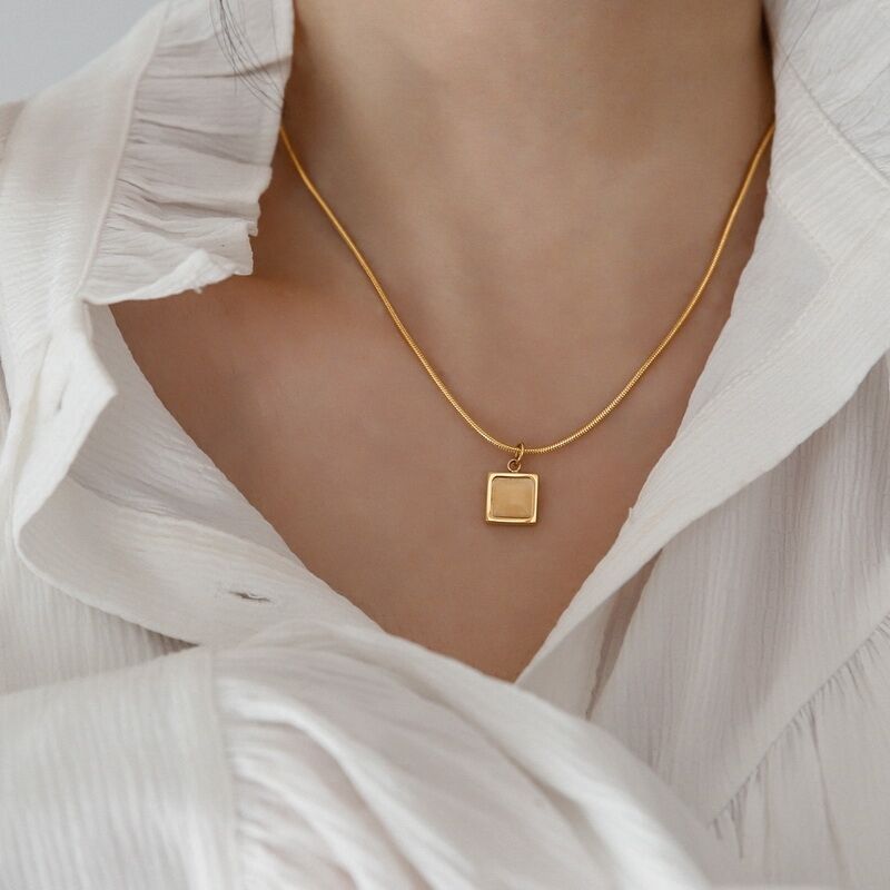 Classic Amber Pendant Necklace