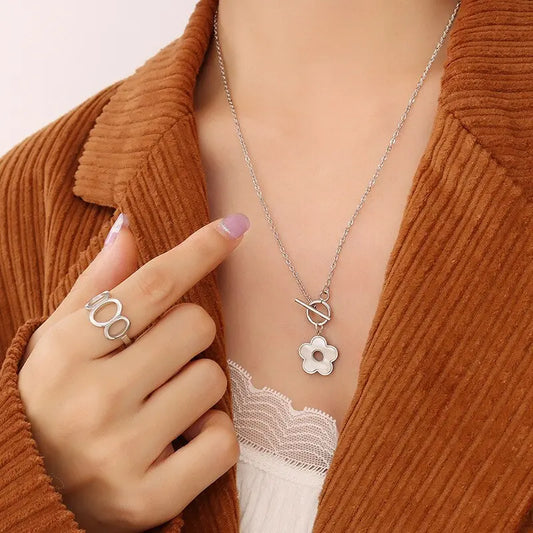 Stylish gold pearl necklace