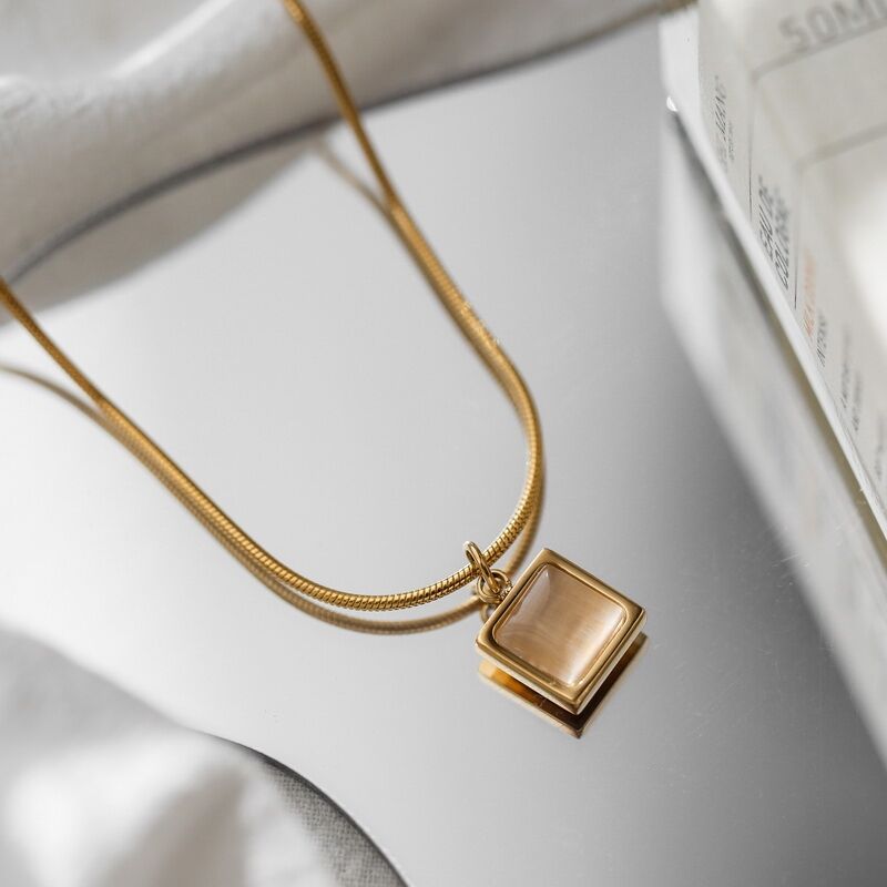 Classic Amber Pendant Necklace