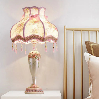 Decorative table lamp with floral design 