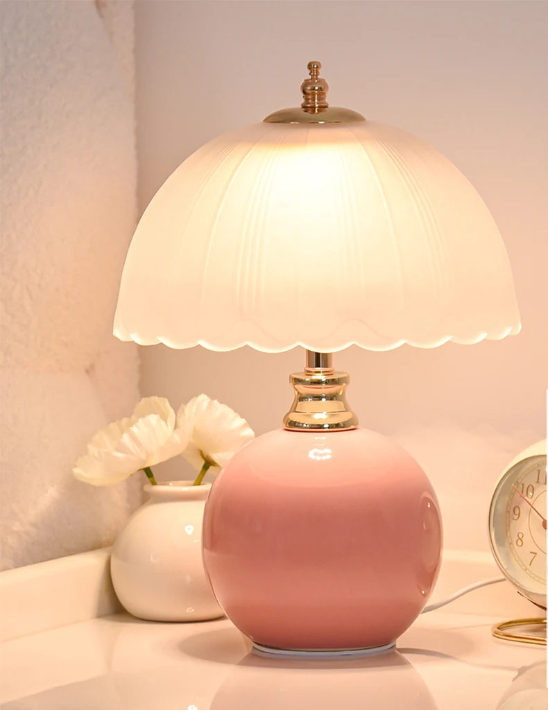Vintage Scalloped Table Lamp